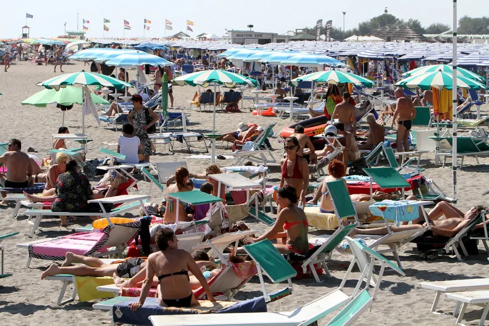 La spiaggia di Grado gremita di gente in una foto di archivio (Bonaventura)