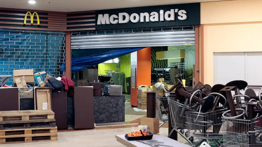 La smobilitazione del McDonald’s delle Torri d’Europa. (Foto di Massimo Silvano)