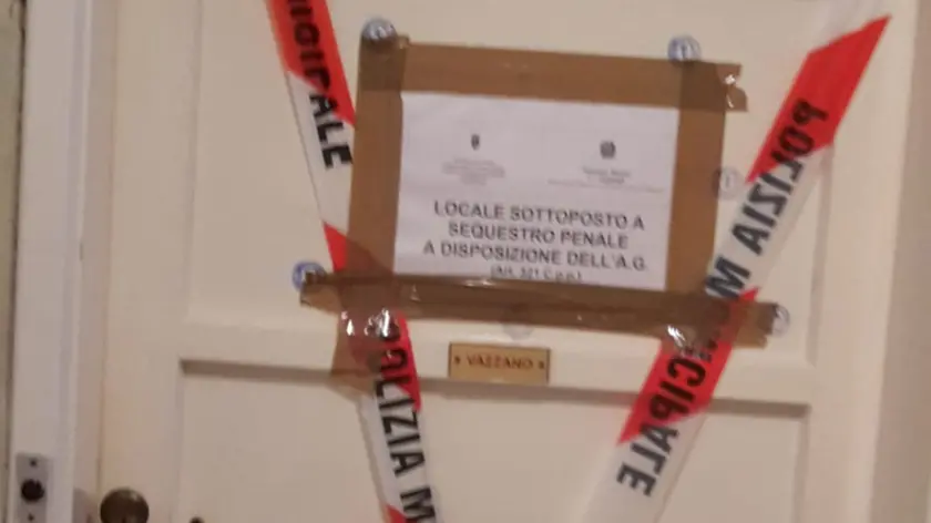 La porta dell'alloggio posto sotto sequestro.