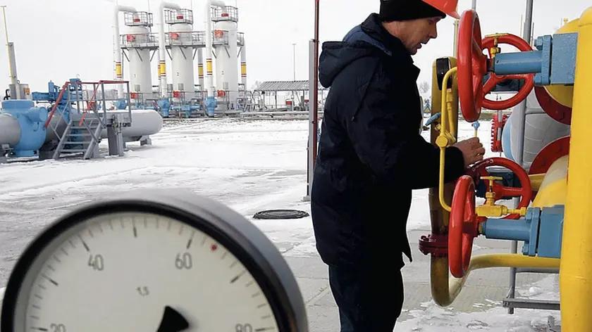 (FILE) A file photo dated 16 December 2008 of a Ukrainian worker turning of a tap at the gas-compressor station 'Bobrovnytska' in Mryn village, about 130 km of Kiev, Ukraine. Russia has stopped delivering gas to Ukraine, but the country has enough reserves until December, the country's energy company said 16 June 2014. Ukraine is asking the EU to allow a reverse flow of gas from Slovakia, Naftogaz Ukraine CEO Andriy Kobolev said. ANSA/SERGEY DOLZHENKO