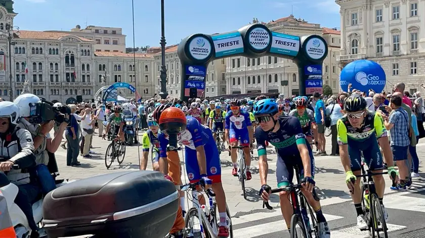 La partenza da piazza Unità. Foto di Massimo Silvano