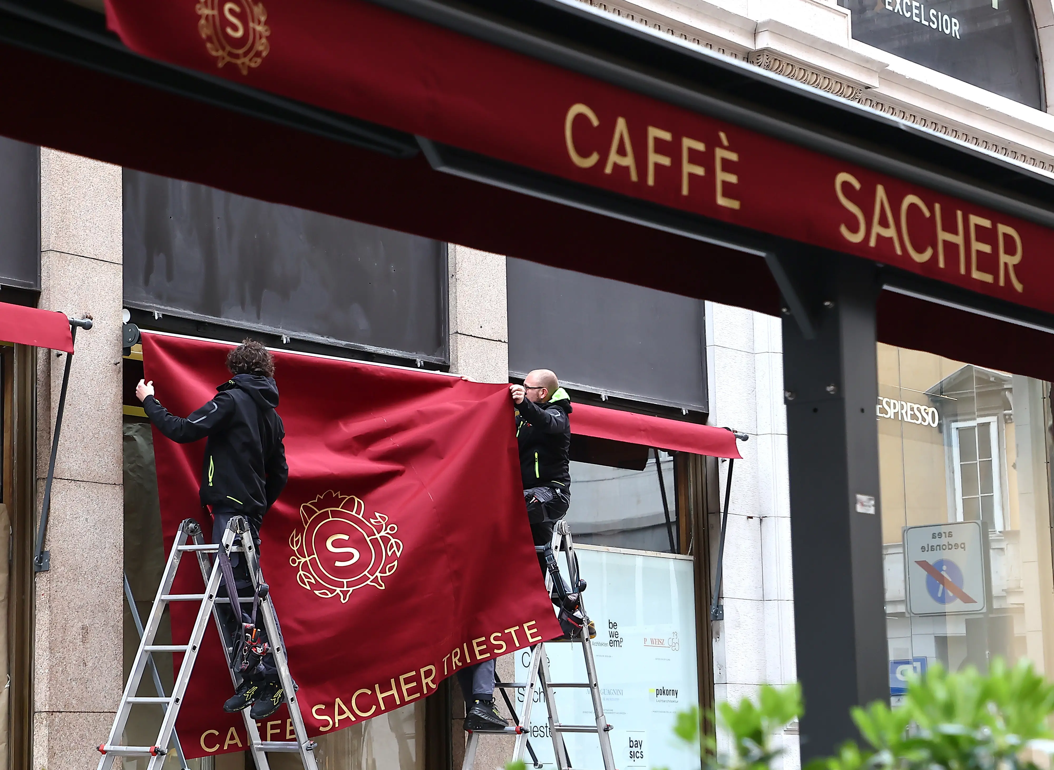 La nuova insegna nello storico locale di via Dante