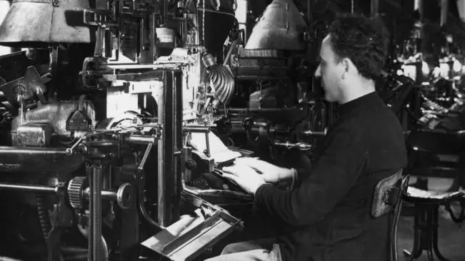 Un tipografo al lavoro con una linotype