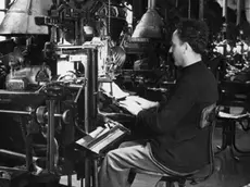 Un tipografo al lavoro con una linotype