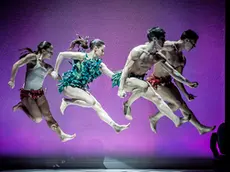 Una delle coreografie di “Puzzle” con i danzatori-acrobati Kataklò (foto di Tomaso Noire)