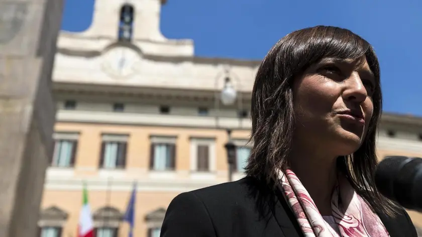 La vicepresidente del partito Democratico Debora Serracchiani durante la manifestazione di protesta indetto dalle associazioni dei risparmiatori in piazza Montecitorio a Roma, 18 aprile 2019. ANSA/ANGELO CARCONI