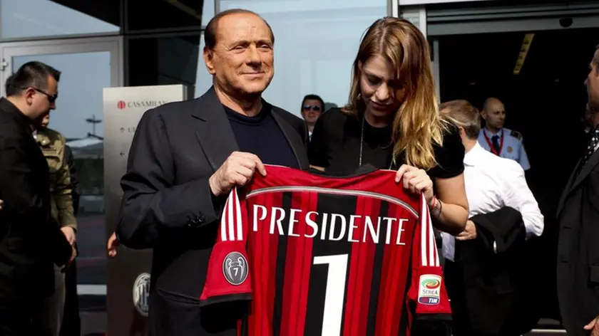 Silvio Berlusconi visita la nuova sede del Milan con in mano la maglia numero 1 accompagnato dalla figlia e Ad rossonero Barbara Berlusconi, Milano, 6 giugno 2014. ANSA/MOURAD BALTI TOUATI