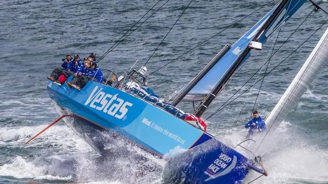 Vestas, la barca a vela finita sugli scogli