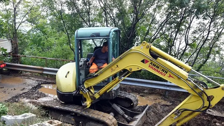 Foto BRUNI 05.08.2018 Via del Pucino:Acegas al lavoro per la rottura di una tubatura-fontanelle momentanee