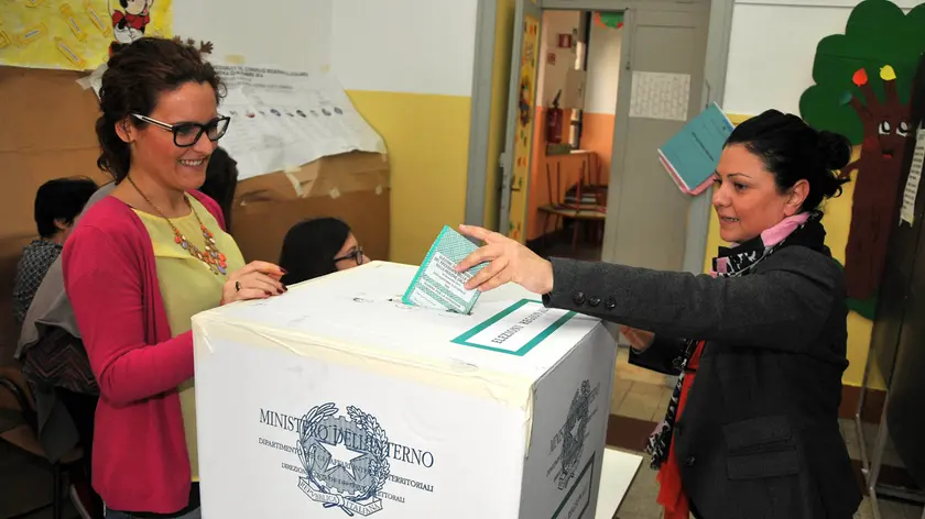 Una signora durante le operazioni di voto (foto d'archivio)