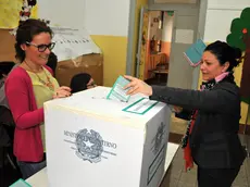 Una signora durante le operazioni di voto (foto d'archivio)