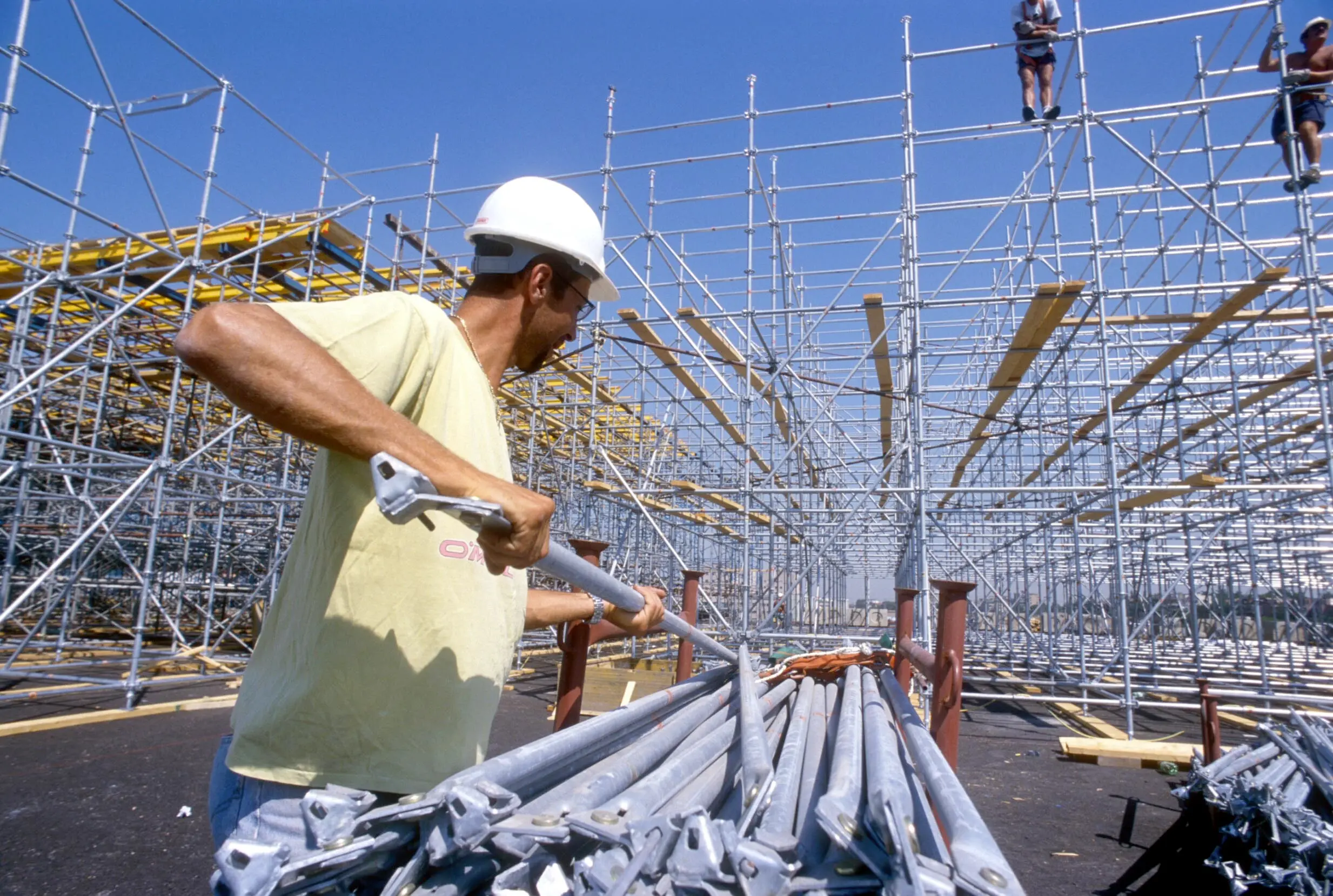 LAVORI EDILI, CANTIERE OPERAIO CON CASCHETTO