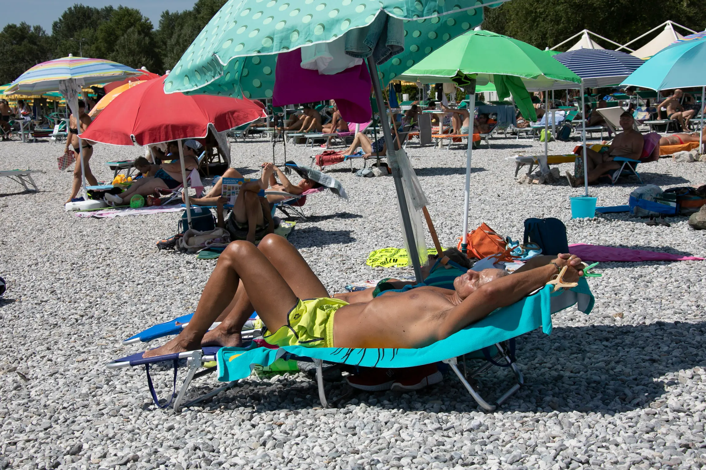 Stabilimenti balneari pieni a Marina Julia. In tanti, compresi turisti stranieri provenienti dalla Francia e dalla Germania, hanno deciso di trascorrere la giornata di Ferragosto nel lido di Monfalcone. Fotoservizio di Katia Bonaventura