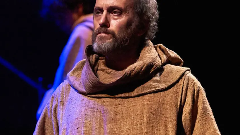 Luca Lazzareschi sul palco nei panni di Guglielmo da Baskerville