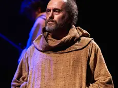 Luca Lazzareschi sul palco nei panni di Guglielmo da Baskerville