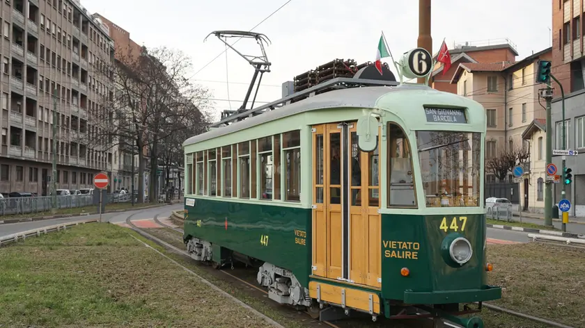 Il vecchio tram 447 in circolazione a torino (Foto dal profilo fb dell’Atts)