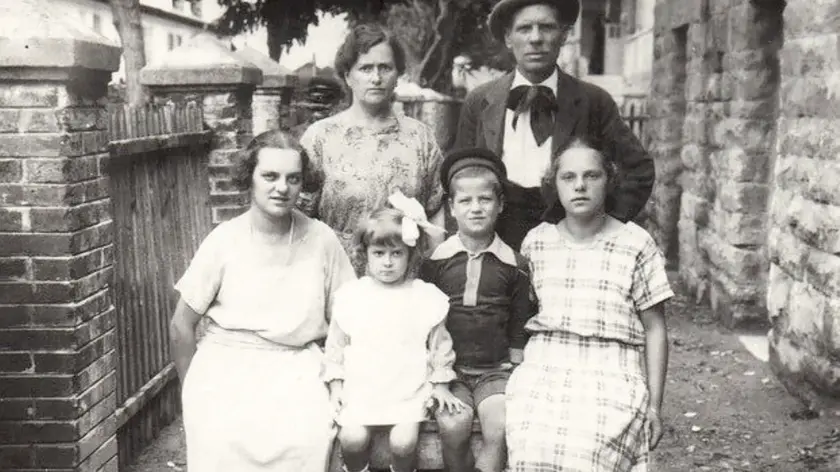 Giovanni Tomè all’età di dodici anni con la famiglia