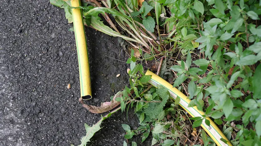 Un dei cavi tagliati in strada del Friuli (Silvano)