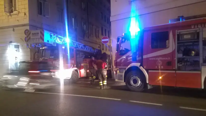 I vigili del fuoco in via San Servolo (Foto dei lettori Paolo e Leda Albanese)