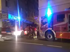 I vigili del fuoco in via San Servolo (Foto dei lettori Paolo e Leda Albanese)