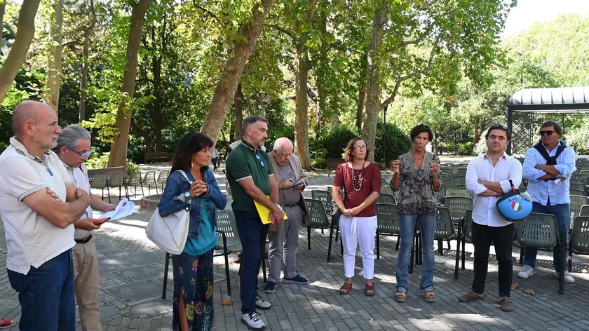 Foto BRUNI Trieste 09.09. 21 Claudia D'Ambrosio ed il giardino pubblico trascurato