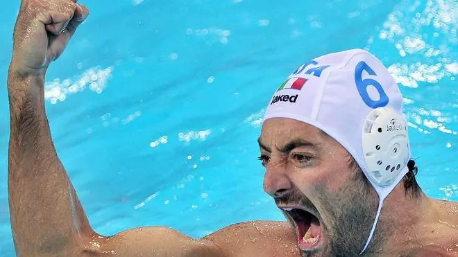 epa03355868 Italy's Maurizio Felugo in action with Serbia during the men's water polo semi final at the London 2012 Olympic Games Water Polo competition, London, Britain, 10 August 2012. EPA/Hannibal EPA/Hannibal