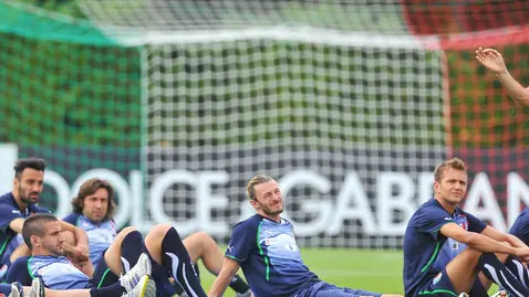 L' allenatore della nazionale di calcio Cesare Prandelli durante la sessione di allenamento oggi, 1° giugno 2011, nel ritiro della nazionale al centro tecnico di Coverciano. ANSA/MAURIZIO DEGL' INNOCENTI