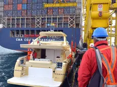 Foto Bruni 22.03.14 Trieste Terminal:operazioni di aggancio dello yacht per essere issato sulla nave container x Hong Kong