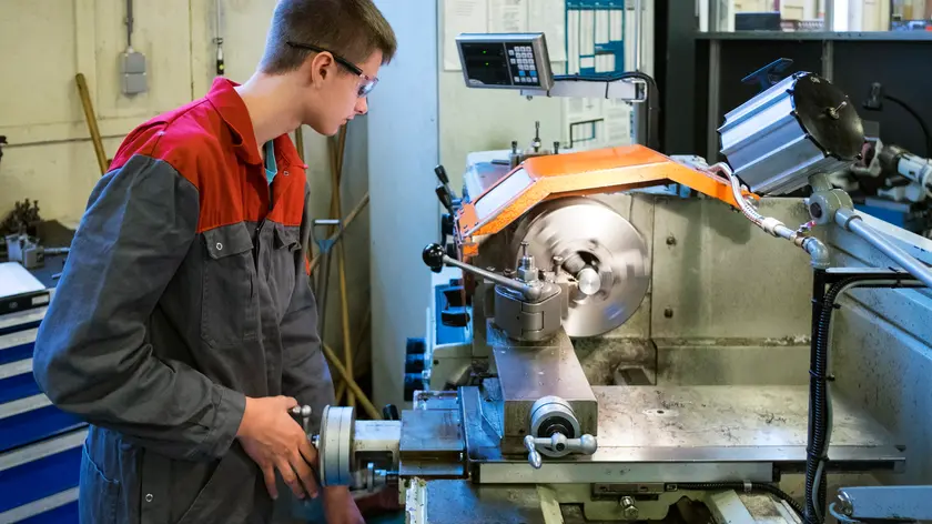 Un giovane operaio al lavoro