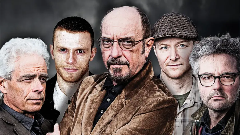Ian Anderson - al centro - con l'ultima formazione dei Jethro Tull