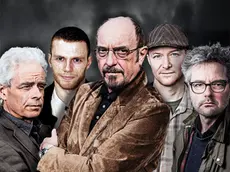 Ian Anderson - al centro - con l'ultima formazione dei Jethro Tull