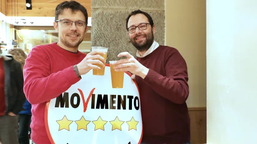 Paolo Menis e Stefano Patuanelli brindano dopo l'elezione di quest'ultimo al Senato: è il 5 marzo 2018