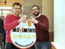 Paolo Menis e Stefano Patuanelli brindano dopo l'elezione di quest'ultimo al Senato: è il 5 marzo 2018