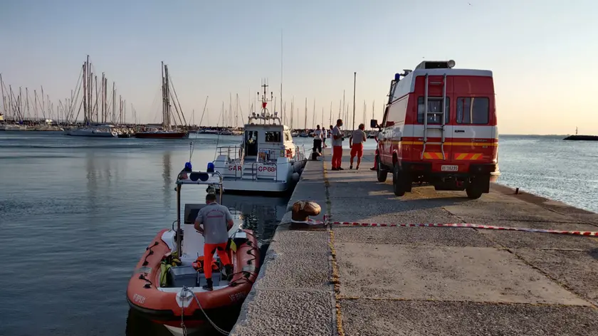 I soccorsi a Sistiana dove un uomo è caduto da una delle rocce sulla Costa dei Barbari