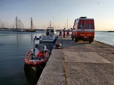 I soccorsi a Sistiana dove un uomo è caduto da una delle rocce sulla Costa dei Barbari