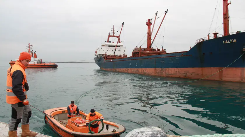 Attività a Portorosega dove è avvenuto lo sversamento in mare (Foto Bonaventura)