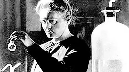 La scienziata Marie Curie nel suo laboratorio di chimica