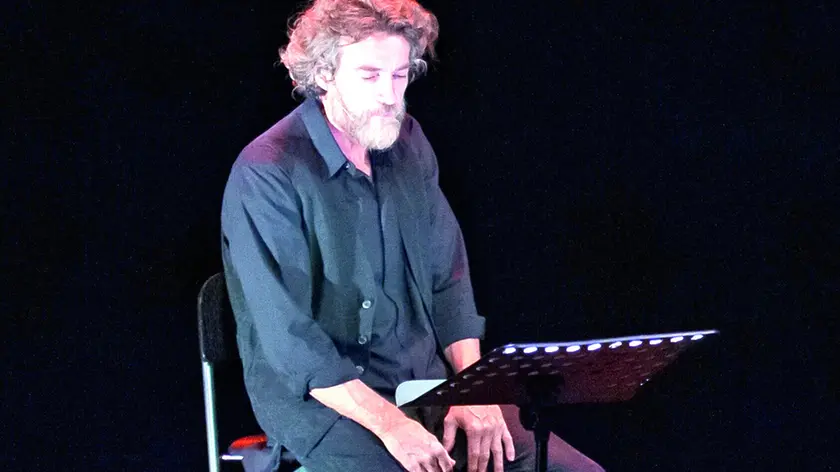 Alessio Boni dà voce a “Il vetro della clessidra” di Magris. Al violoncello Chiara Trentin. La foto è di Filippo Manzini