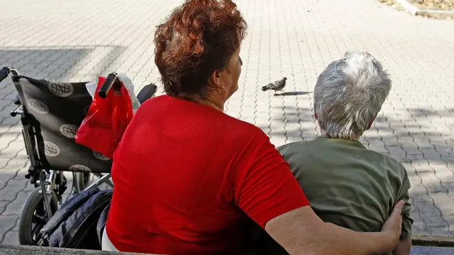 20090831 - ROMA - SOI - IMMIGRAZIONE: BADANTI; SANATORIA, DA DOMANI LE DOMANDE. UN MESE PER PRESENTARLE, COMUNI AIUTERANNO CITTADINI NELL'ITER. Badanti ucraine mentre accudiscono alcuni anziani in un giardinetto pubblico, questo pomeriggio 31 agosto 2009 a Roma. A partire da domani, e fino al 30 settembre, si potranno presentare le domande per regolarizzare colf e badanti. Sulle domande non pendono ne' quote d'ingresso, ne' graduatorie: le richieste presentate il 30 settembre avranno le stesse possibilita' di ammissione di quelle presentate il primo. Il Viminale si attende circa 500 mila richieste. ANSA/ALESSANDRO DI MEO/DRN