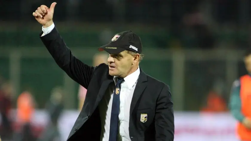 Palermo's head coach Giuseppe Iachini greets Palermo's supporters at the end of the Italian Serie A soccer match between US Palermo and FC Inter at Renzo Barbera Stadium in Palermo, 24 October 2015. ANSA/ LANNINO