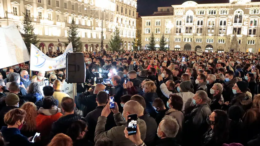 Silvano Trieste 2020-10-26 Protesta di gestori di palestre e ristoratori in Piazza Unita'