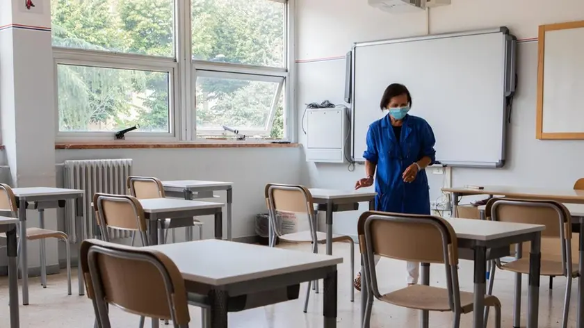 28/08/2020 Milano, rientro a scuola in sicurezza. Consegna di sedie e banchi monoposto all'Istituto Professionale Ambrosoli