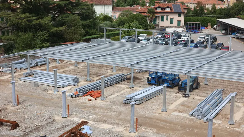 L’area del cantiere che porterà alla realizzazione del parcheggio a due piani in via Manzoni foto Bumbaca
