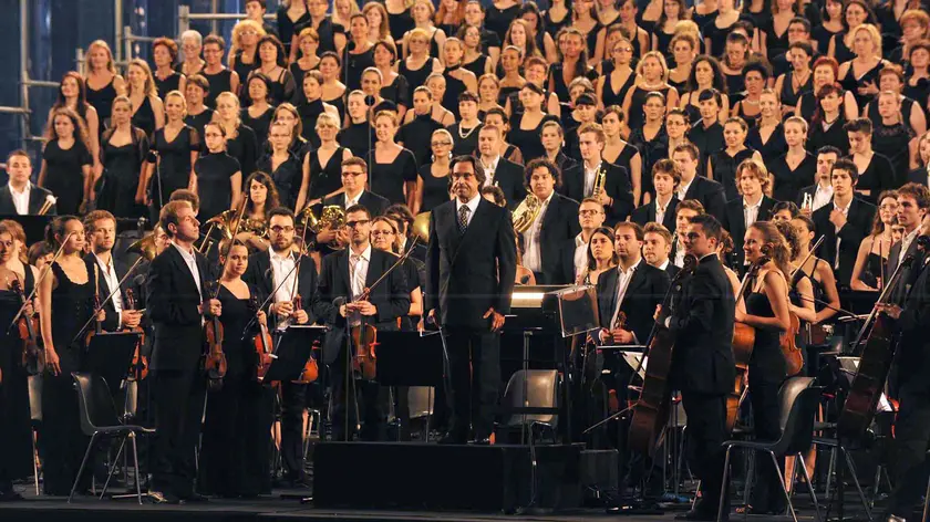 Il maestro Riccardo Muti durante il concerto ''Vie dell' amicizia'' alla presenza del presidente della Repubblica Giorgio Napolitano, del presidente sloveno Danilo Turk e del presidente croato Ivo Josipovic, il 13 luglio 2010 in piazza dell'Unità d'Italia a Trieste. Foto Ansa