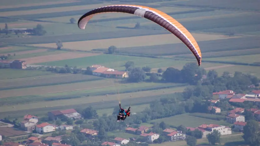 Il parapendista Massimo Porta mentre sorvola la Slovenia