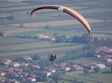 Il parapendista Massimo Porta mentre sorvola la Slovenia