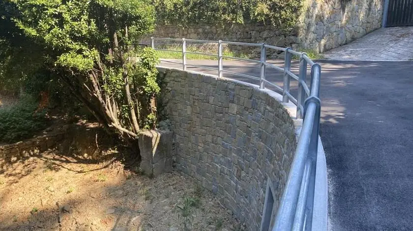 Il tratto di via dei Moreri consolidato dopo lo smottamento