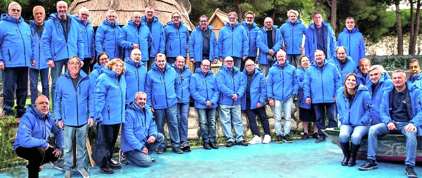 La squadra dei volontari che ha lavorato per la realizzazione del presepe monumentale di Grado che dal 7 dicembre sarà esposto in paizza san Pietro: rievocherà la vita in laguna dei pescatori di un secolo fa.