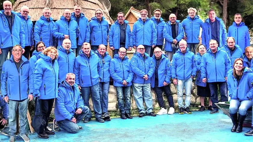 La squadra dei volontari che ha lavorato per la realizzazione del presepe monumentale di Grado che dal 7 dicembre sarà esposto in paizza san Pietro: rievocherà la vita in laguna dei pescatori di un secolo fa.