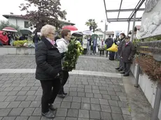 La deposizione di una corona al monumento delle vittime d’amianto a Panzano Foto Katia Bonaventura